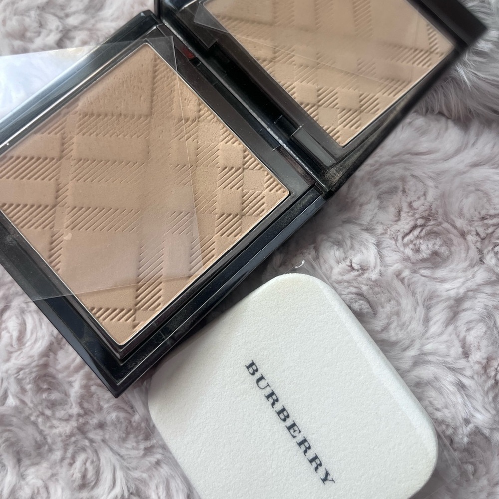 Burberry Beige Compact Powder ochre no. 20